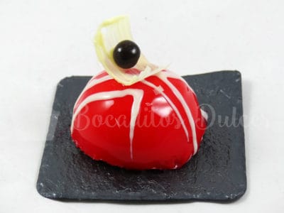 semiesfera de mousse cubierto con glaseado espejo rojo y blanco
