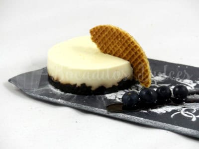 presentación de pastel de queso con base de galleta