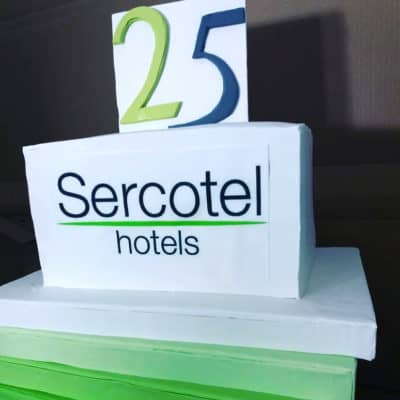 tarta para el 25 aniversario de sercotel con prismas en degradado verde