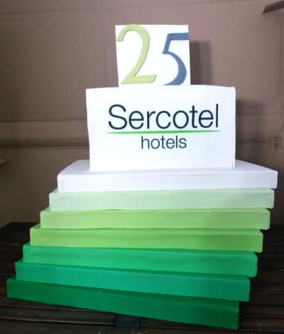 tarta para el 25 aniversario de sercotel con prismas en degradado verde