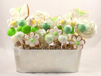 centro de mesa con reposteria y chuches para eventos