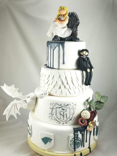 tarta de boda de pisos blanca con temática juego de tronos