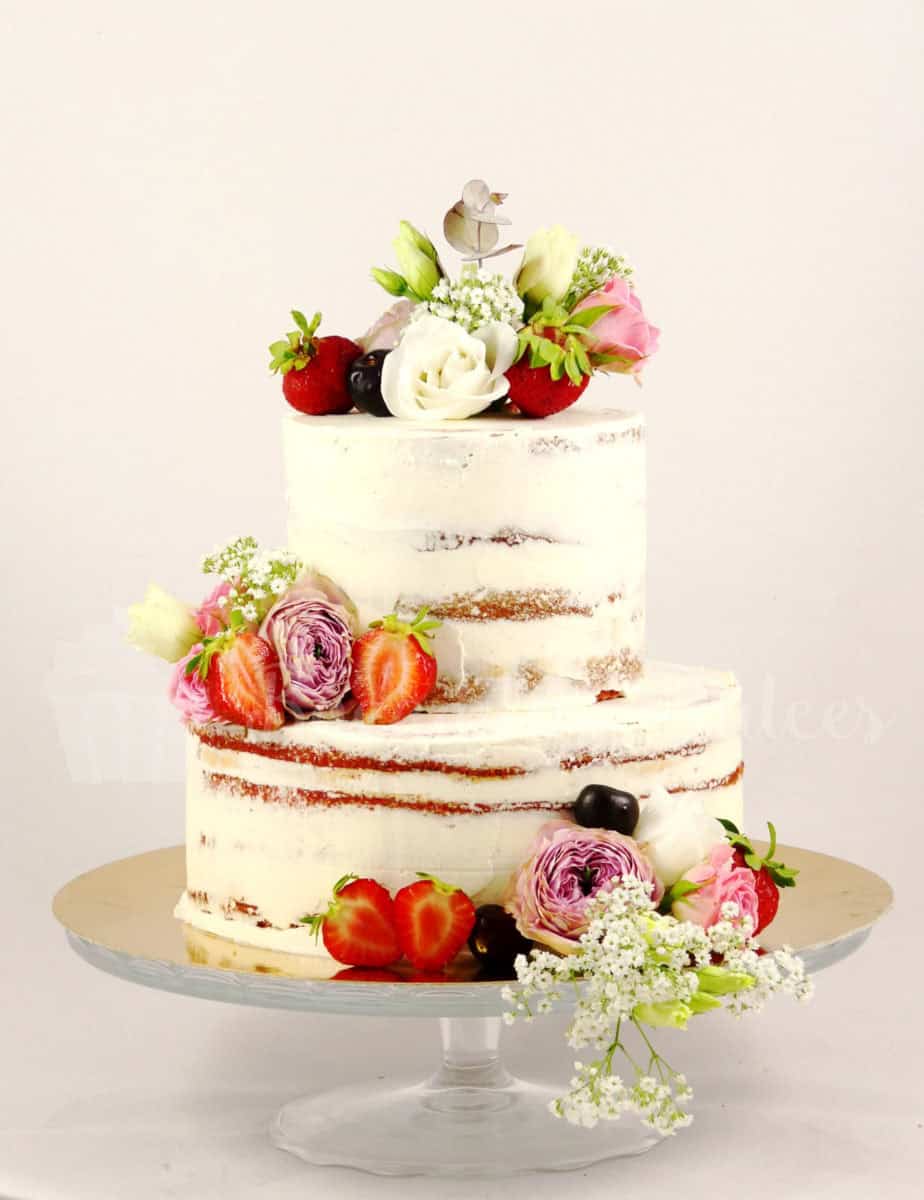 tarta semi desnuda decorada con flores y frutas