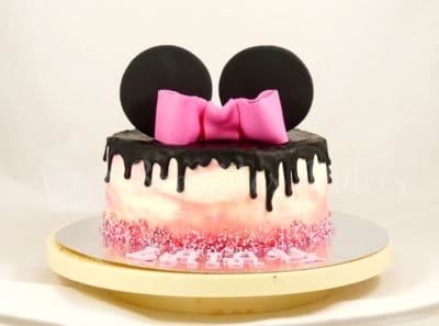 tarta dripcake con colores y orejas de Minnie Mousse